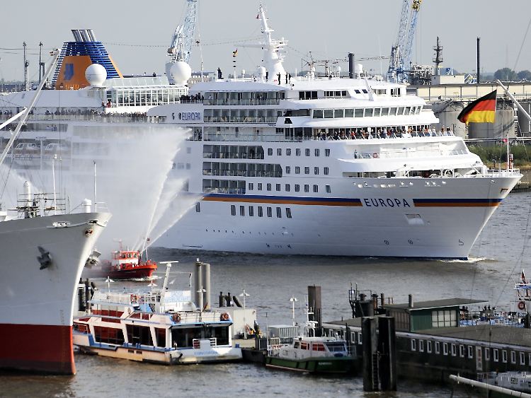 "MS Europa" im Hafen von Hamburg (Archivbild vom 21. September 2009).