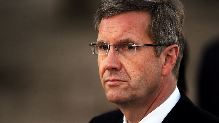 Um Wulff wird es zunehmend einsam. Seinen Freunden fällt es schwerer, ihn zu verteidigen.