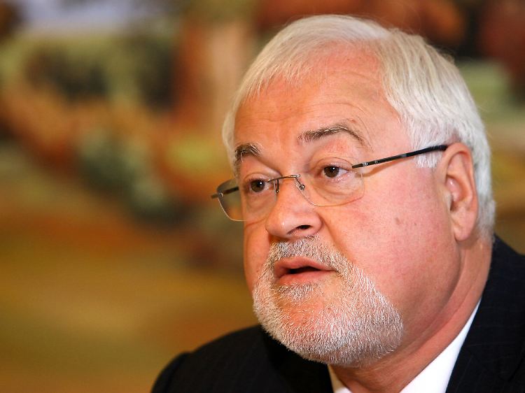 Ob der Sonntag für Peter Harry Carstensen (CDU) ein guter Tag wird, ist alles andere als klar.