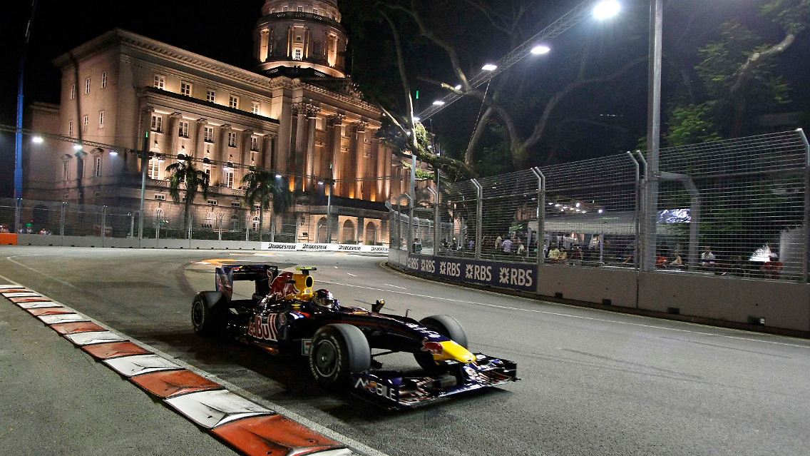 Jungstar Sebastian Vettel startet das Nachtrennen in Singapur von Platz zwei - hinter Weltmeister Lewis Hamilton.