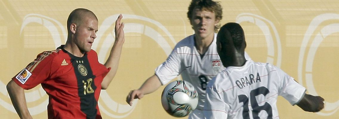 DFB-Kicker Tobias Kempe versucht Ike Opara den Ball abzujagen.
