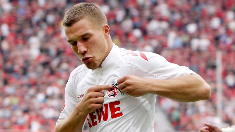 Lukas Podolski fasst sich gern ans Vereinslogo. Seinen Vertrag hat er noch nicht verlängert.