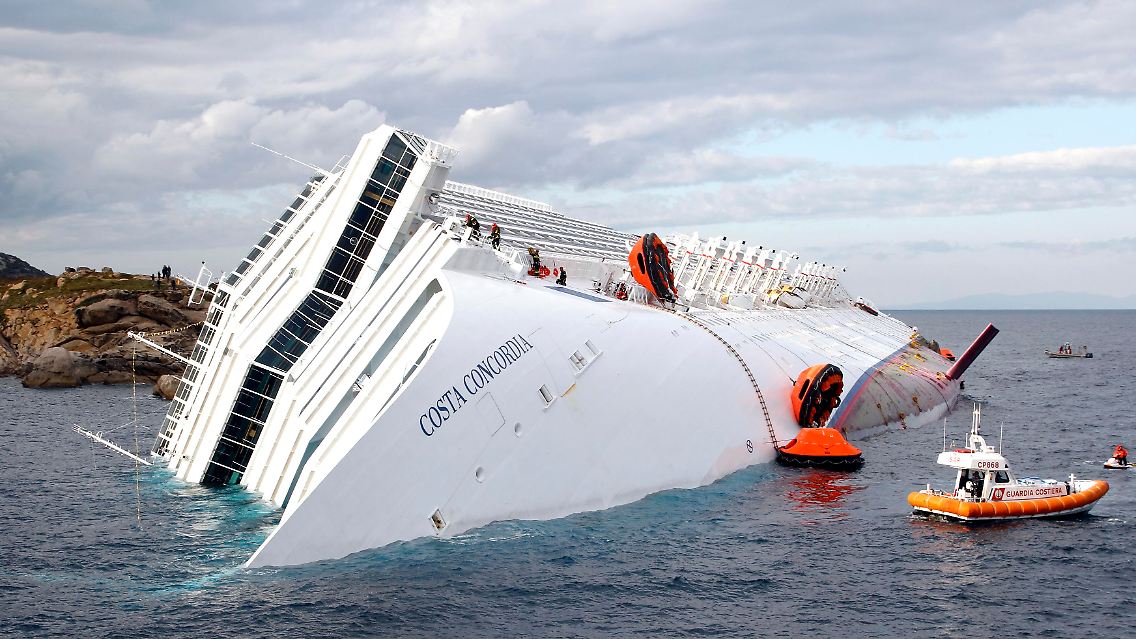 2012-01-15T154635Z_01_SRE326_RTRMDNP_3_ITALY-SHIP.JPG4445114805218414725.jpg