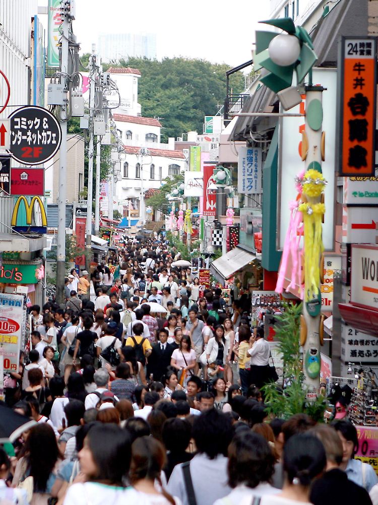 Japan fasziniert durch seine Mega-Städte - hier eine Einkaufsstraße in Tokio.