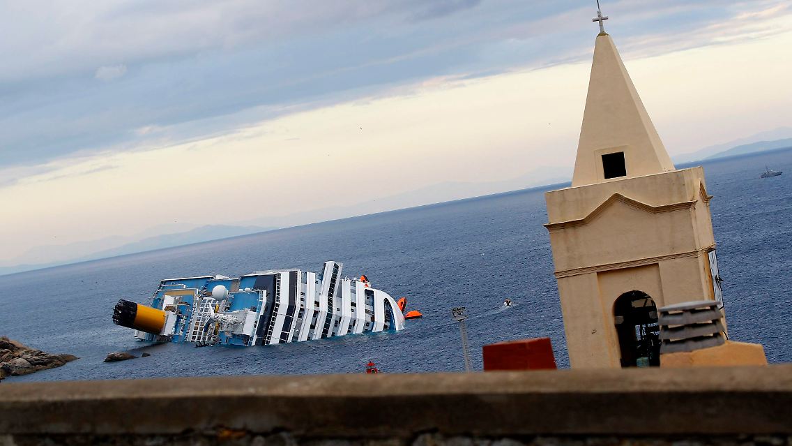 2012-01-15T174910Z_01_MXR04_RTRMDNP_3_ITALY-SHIP.JPG3383816180354295237.jpg