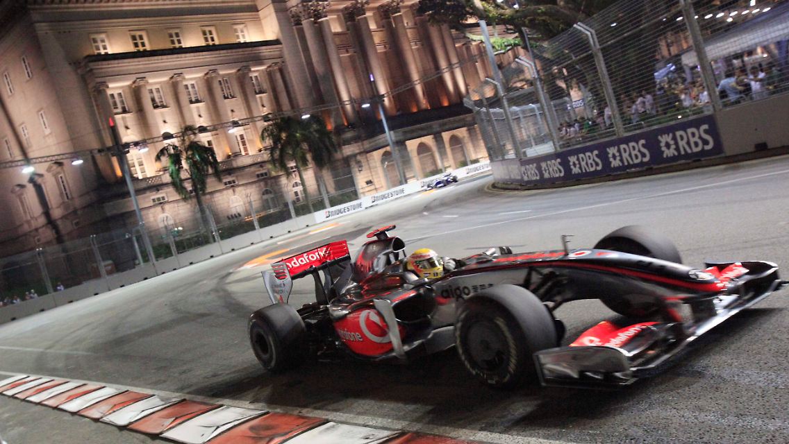 Siegreich in Singapur: Lewis Hamilton fuhr im Nachtrennen seinen zweiten Saisonerfolg ein.