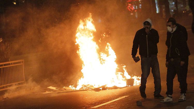 Bis tief in die Nacht randalierten die wütenden Demonstranten auf den Straßen Bukarests.