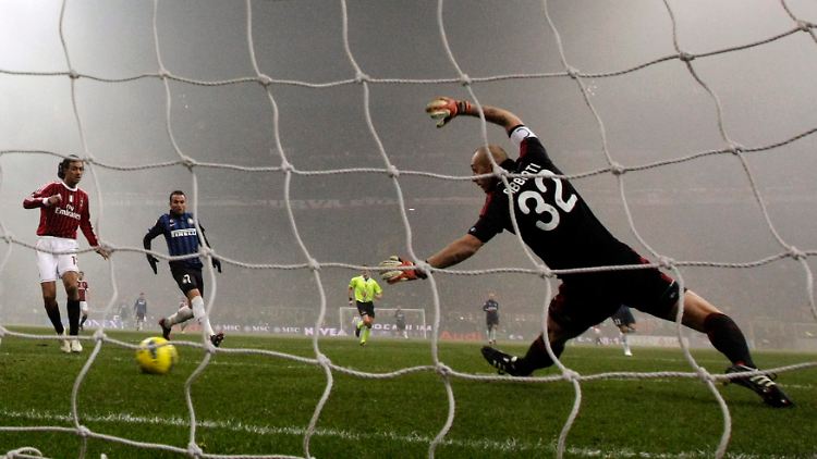 Die Entscheidung: In der 51. Minute traf Inters Diego Milito zum 1:0 gegen Meister Milan.