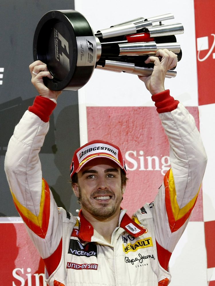 Fernando Alonso mit dem Pokal für Platz drei.