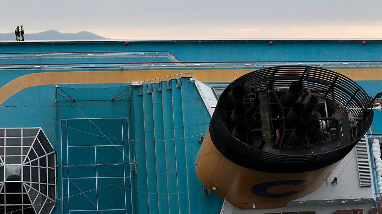 Rettungskräfte auf der "Costa Concordia": Das Wrack ist riesig.
