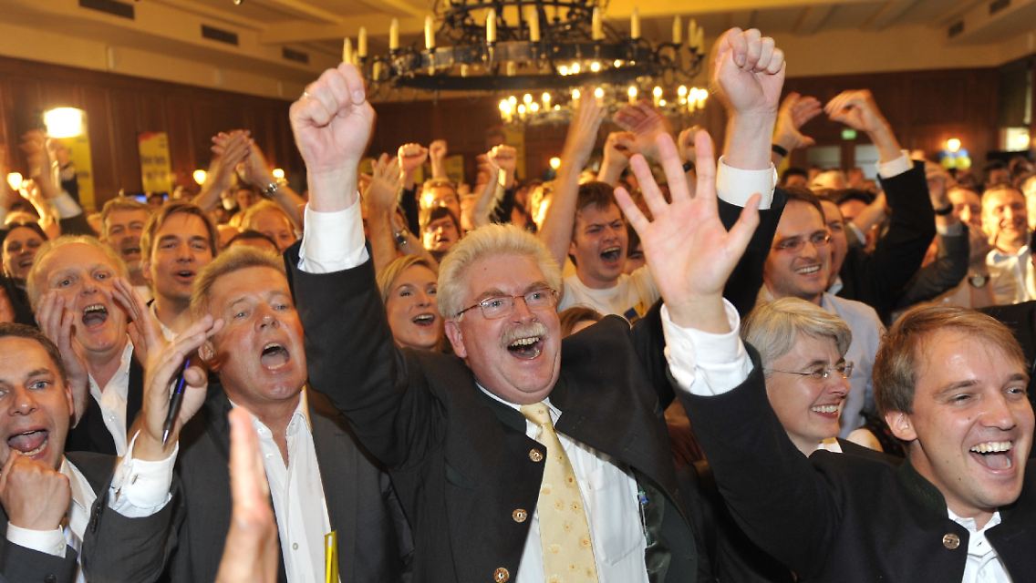 Die bayerische FDP feiert auf einer Wahlparty in München das Abschneiden der Partei bei der Bundestagswahl.