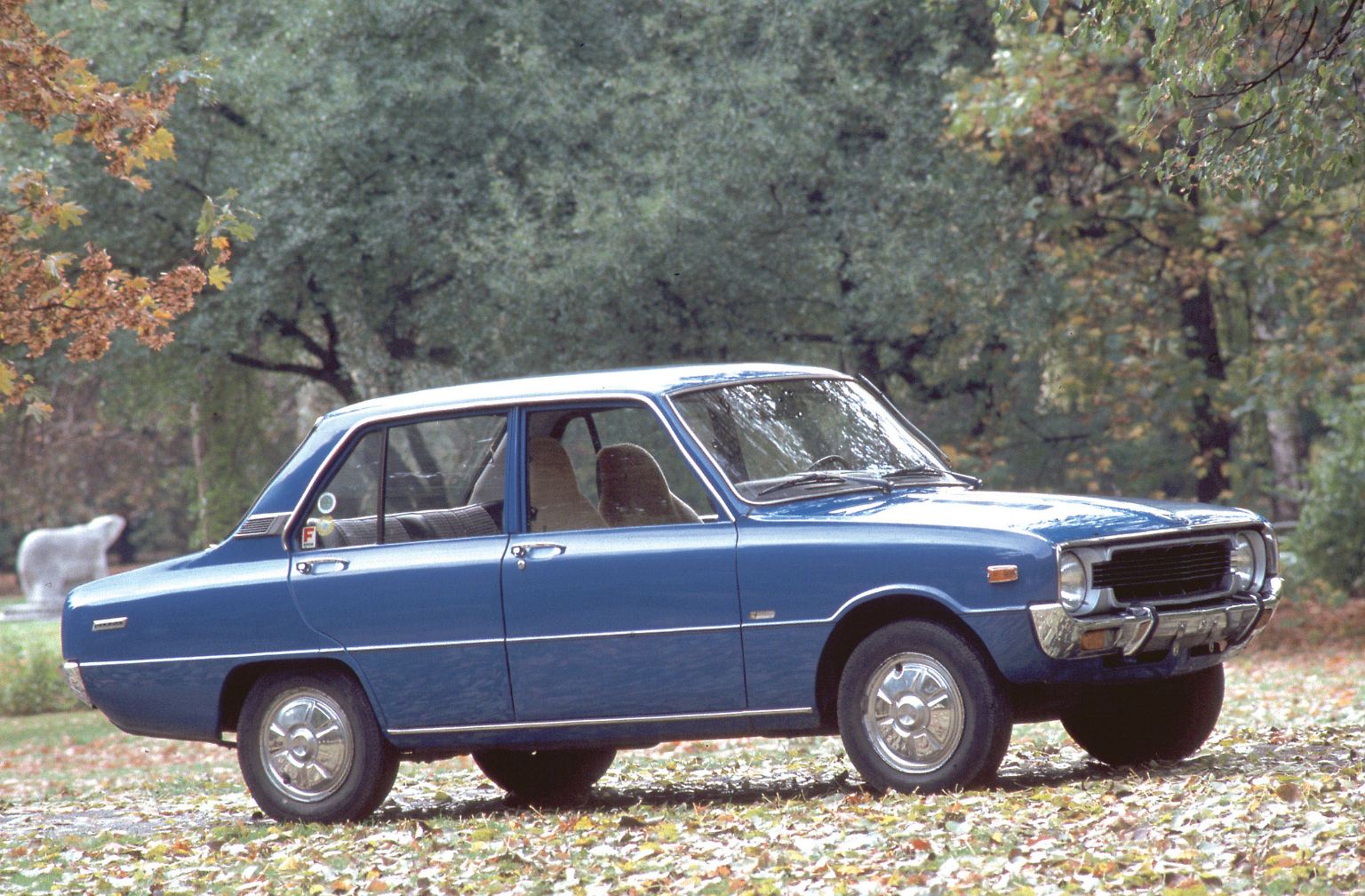 1972 beginnt der japanische Automobilhersteller Mazda mit seinen Mittelklassemodellen Mazda 1000/1300 und …