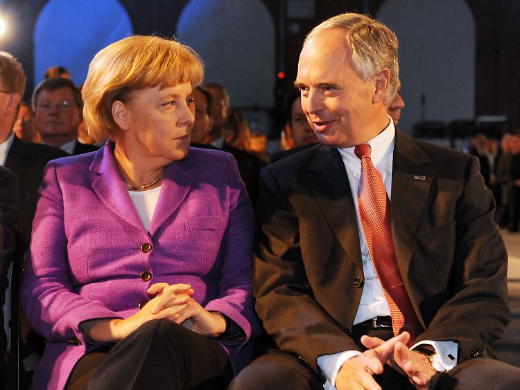 Kanzlerin Merkel im Bann von BDI-Präsident Keitel.