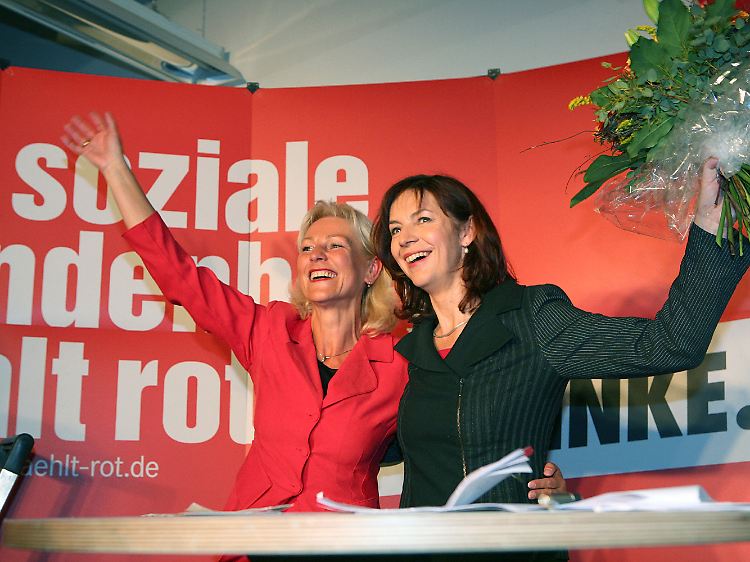 Die Spitzen der Linken, Kerstin Kaiser (r.) und Dagmar Enkelmann, auf der Wahlparty ihrer Partei.