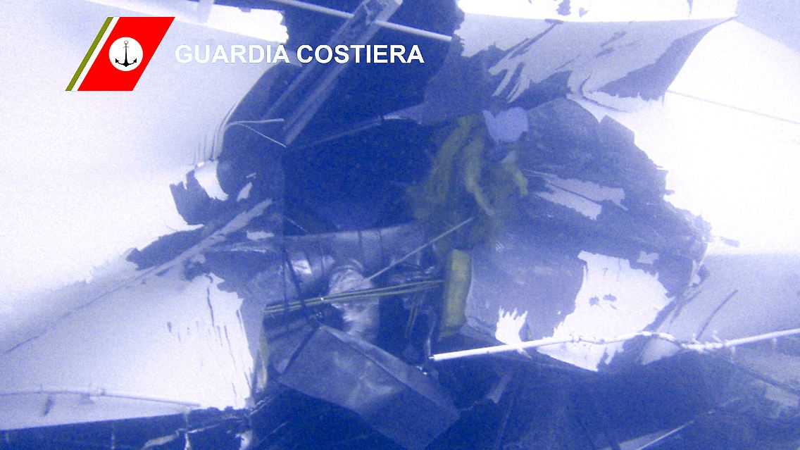 2012-01-16T173308Z_01_SRE123_RTRMDNP_3_ITALY-DISASTER-SHIP.JPG1014792996563965090.jpg