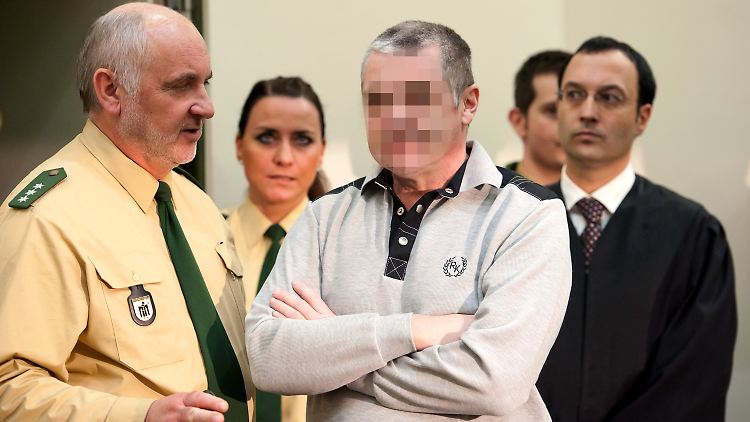 Auf Fragen zu seiner Person antwortet S. zu Prozessauftakt nur durch Nicken.