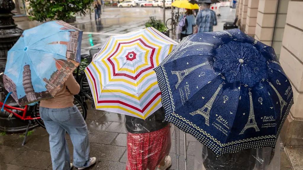 Der-Regenschirm-sollte-in-vielen-Regionen-Bayerns-in-den-kommenden-Tagen-noch-dabei-sein