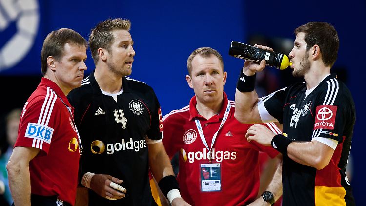 Konsterniert: die deutschen Handballer nach dem ersten EM-Spiel gegen Tschechien.