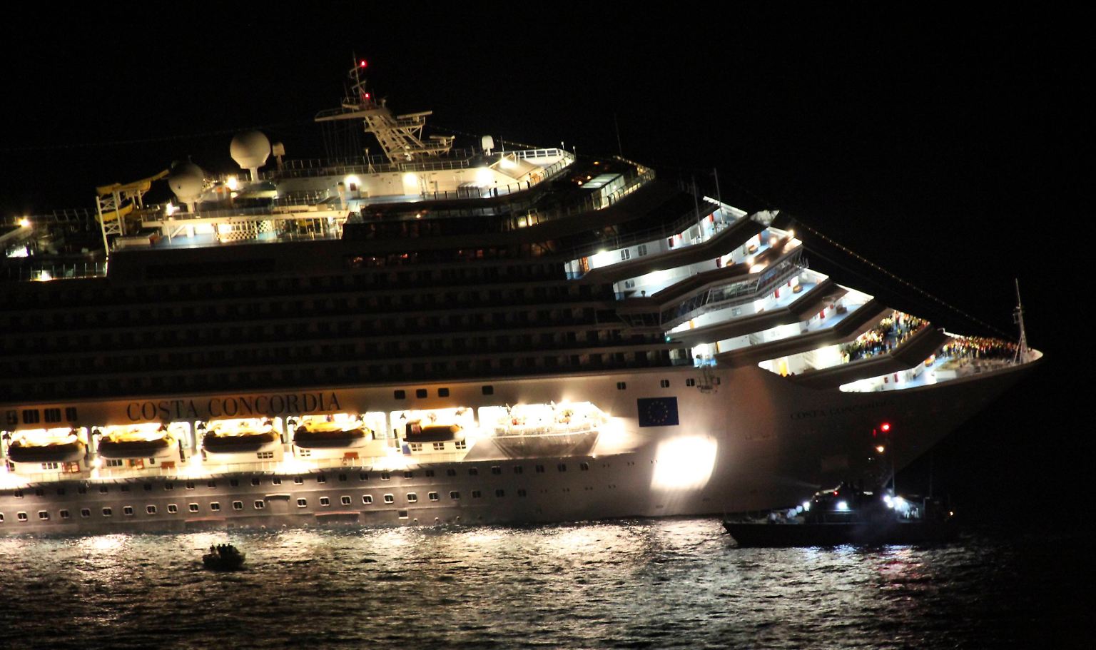 Die ersten Berichte klingen vergleichsweise harmlos. Vor der Westküste Italiens sei ein auf Grund gelaufenes Kreuzfahrtschiff evakuiert worden, meldet die Deutsche Presse-Agentur in der Nacht vom 13. auf den 14. Januar.