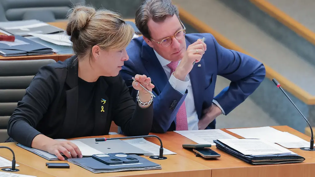 NRW-Ministerpraesident-Hendrik-Wuest-CDU-und-seine-Stellvertreterin-Mona-Neubaur-Gruene-haben-kuerzlich-mit-den-wichtigsten-Unternehmenschefs-des-Landes-fuer-die-NRW-Wirtschaftsinteressen-geworben-Foto-Archiv
