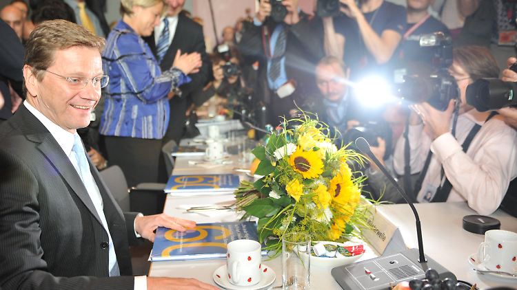 Am Morgen danach findet sich Guido Westerwelle im Blitzlichtgewitter wieder.