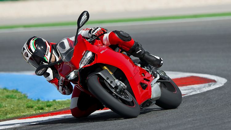 Rote Rakete: Für das komplett neu konstruierte Superbike 1199 Panigale weist Ducati ein Trockengewicht von nur 164 Kilogramm aus - bei 143 kW/195 PS Motorleistung.