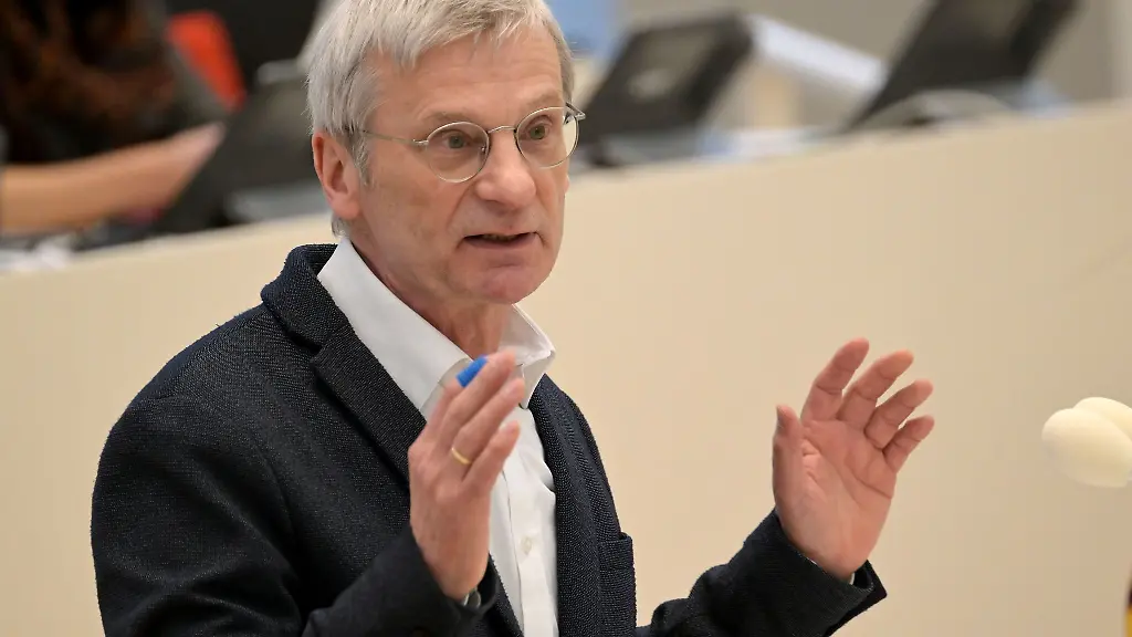 Brandenburgs-AfD-Fraktionschef-Hans-Christoph-Berndt-kritisiert-die-Einstufung-von-fuenf-Abgeordneten-als-rechtsextrem-durch-den-Verfassungsschutz