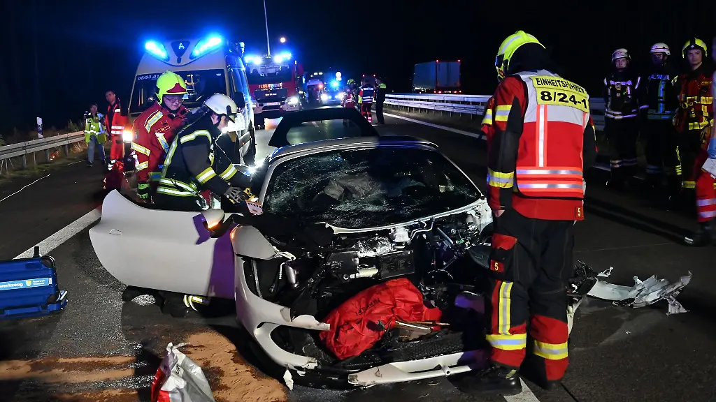 Bei-einem-Unfall-auf-der-A12-mit-einem-Sportwagen-und-einem-Kleintransporter-ist-ein-Mann-ums-Leben-gekommen-Weitere-Insassen-des-Transporters-wurden-schwer-verletzt