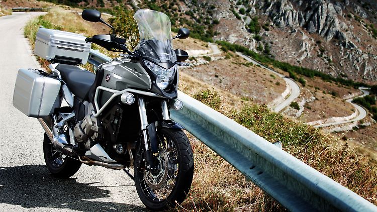 Mischung aus Sporttourer und Reiseenduro: Honda hat unter anderem das Crossover-Modell VFR1200X Crosstourer mit großem V4-Motor neu im Programm.
