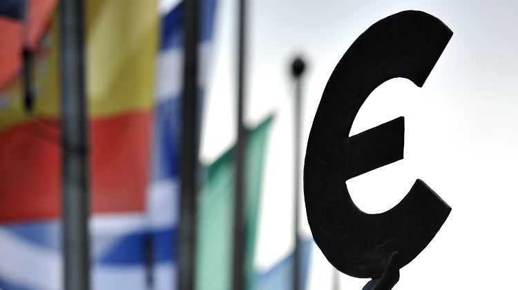 Die Statue "Europa" der belgischen Künstlerin May Claerhout steht in Brüssel vor dem Europäischen Parlament.