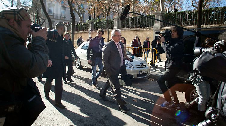 Richter Baltasar Garzón verlässt den Gerichtssaal in Madrid. Er ermittelt unter anderem gegen ehemalige Militärherrscher in Lateinamerika.