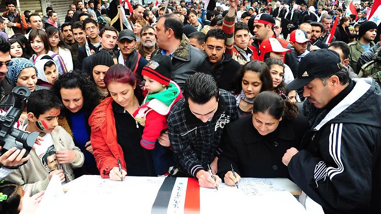 Die Anhänger von Assad schreiben auf einen angeblich 10 Kilometer langen Brief.