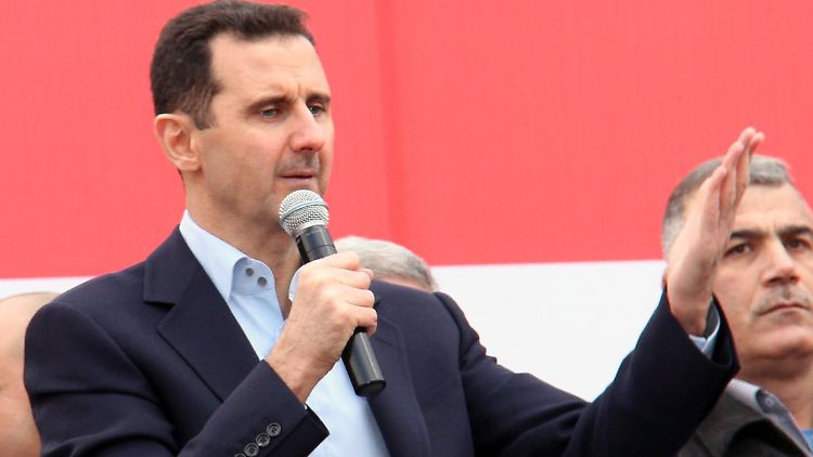 Der syrische Präsident Assad hält vor seinen Anhängern eine Rede.