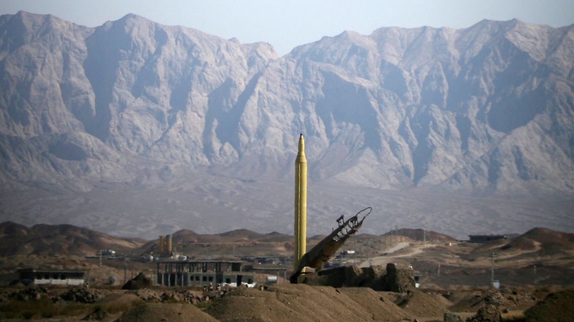 Eine Shahab 3-Rakete wird für den Abschuss vorbereitet.