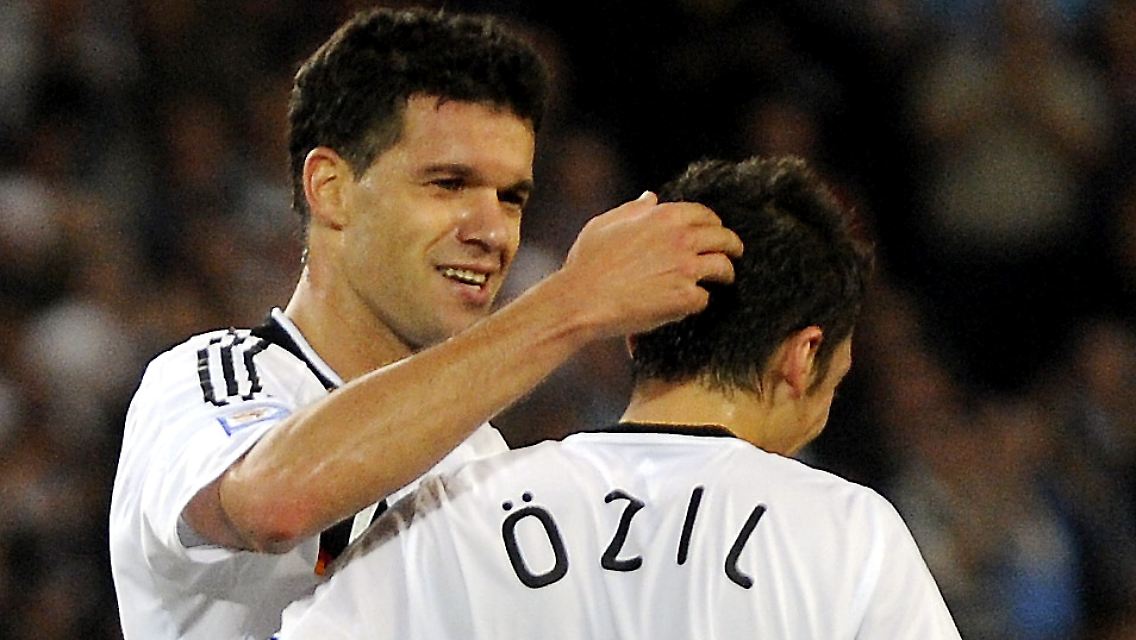 Michael Ballack (links) hält viel vom jungen Mesut Özil.