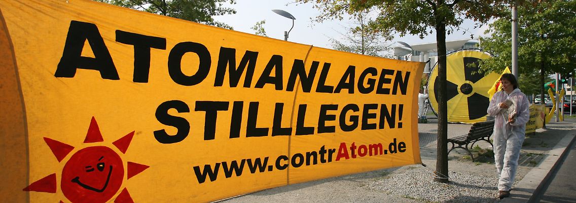 Protest der Bürgerinitiative Umweltschutz Lüchow-Dannenberg im Berliner Regierungsviertel.
