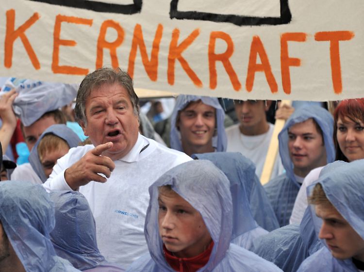 Der RWE-Vorstandsvorsitzende Großmann auf einer Pro-Atom-Demo in Biblis.