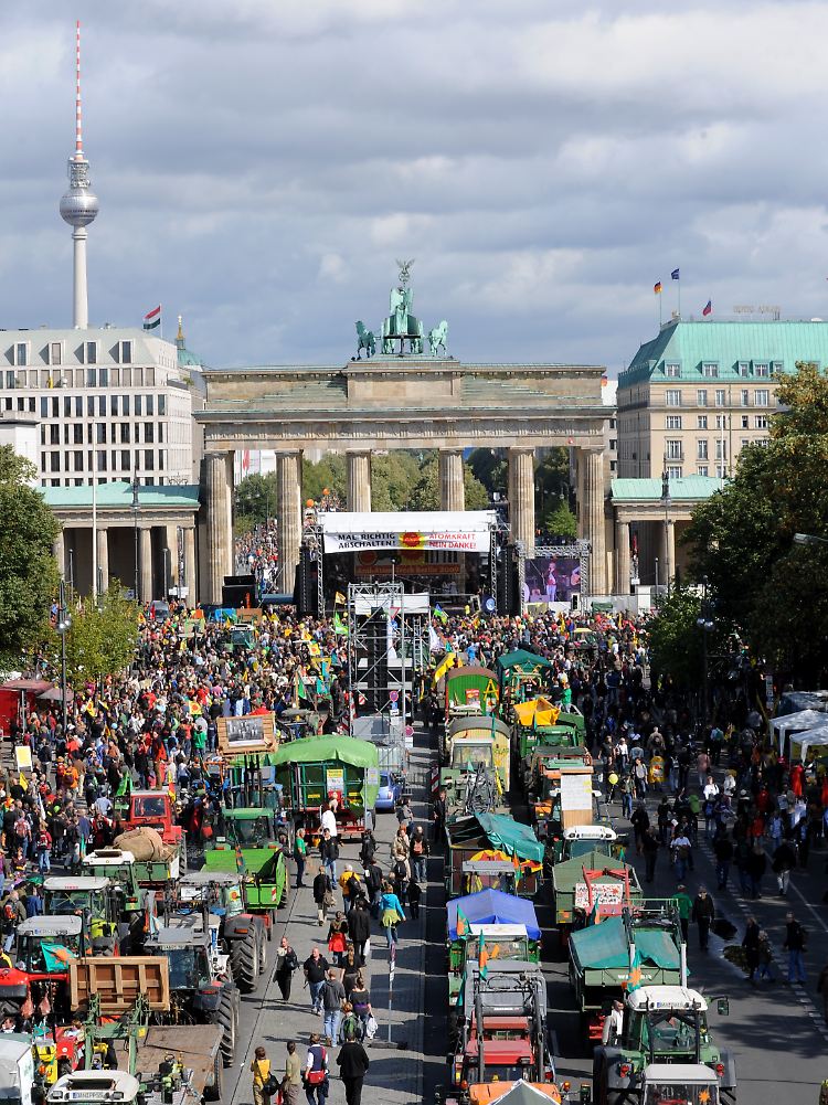 Wenige Wochen vor der Bundestagswahl forderten Zehntausende auf einer Demonstration in Berlin den sofortigen Atomausstieg.