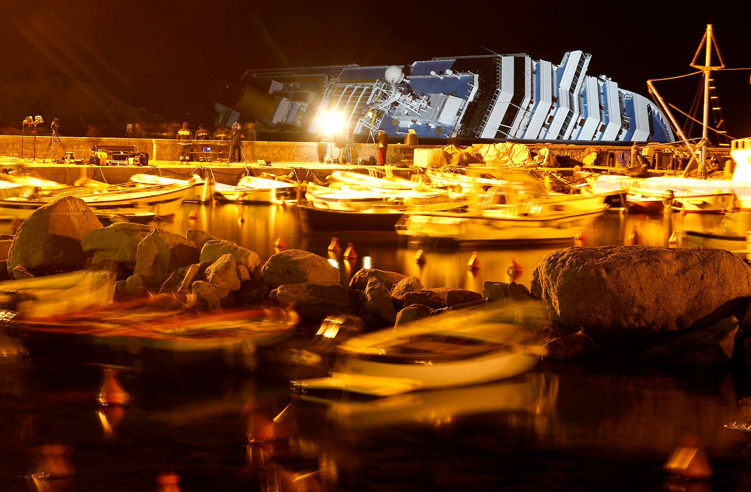 Hell beleuchtet liegt die vor Italien verunglückte "Costa Concordia" auf der Seite.