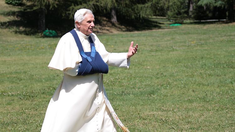Papst Benedikt XVI. brach sich 2009 das rechte Handgelenk und wurde zwangsläufig zum Linkshänder.