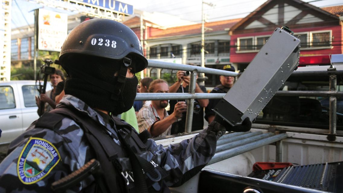 Ein Polizist konfisziert ein Übertragungsgerät von "Radio Globo".
