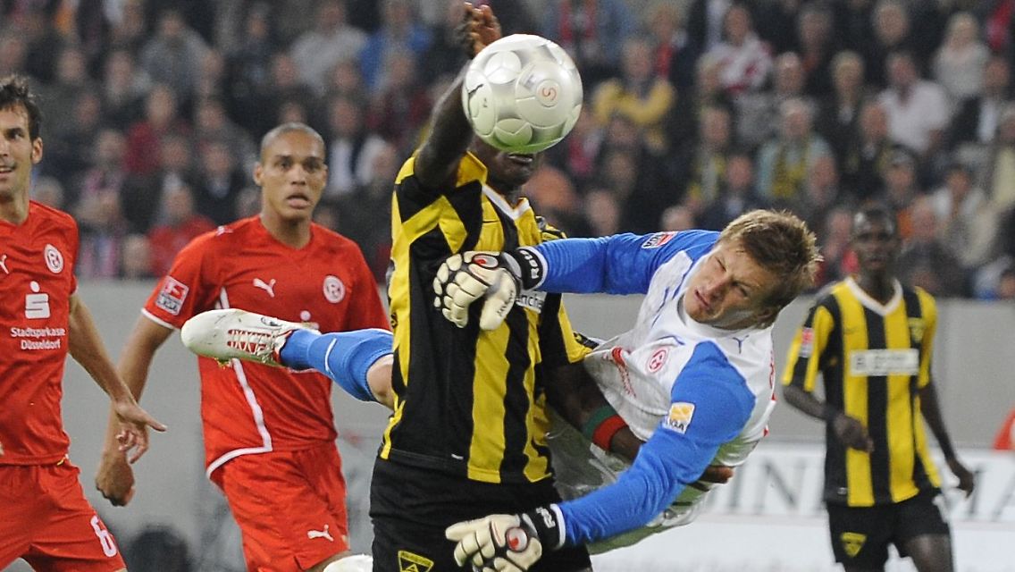 Kampf statt spielerischer Klasse: Der Düsseldorfer Torwart Michael Ratajczak und Herve Oussale aus Aachen versuchen an den Ball zu kommen.