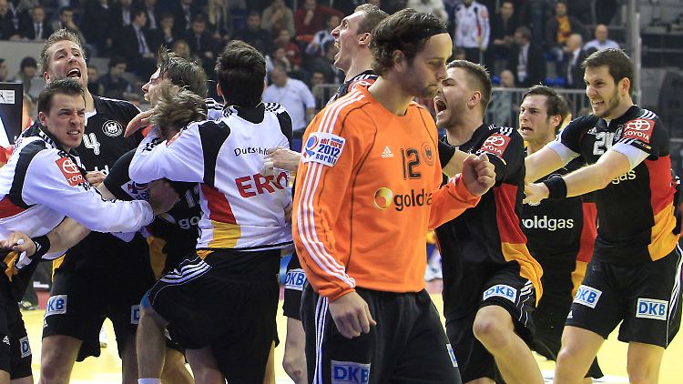 Erlösung in Nis: Die deutschen Handballer feiern den Zittersieg gegen Mazedonien.