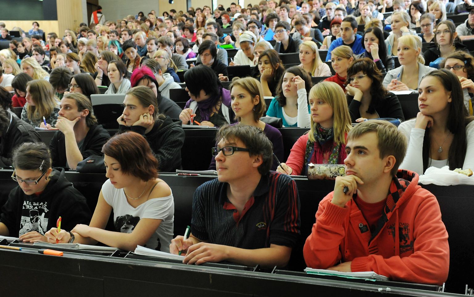 Überfüllte Hörsäle, enge Stundenpläne und strenge Prüfungsordnungen - das Studentenleben ist nicht unbedingt so locker wie sein Ruf. Und während die Altersgenossen in der Ausbildung ihr erstes Geld verdienen, müssen Studenten in einigen Bundesländern auch noch für die Uni bezahlen. 
