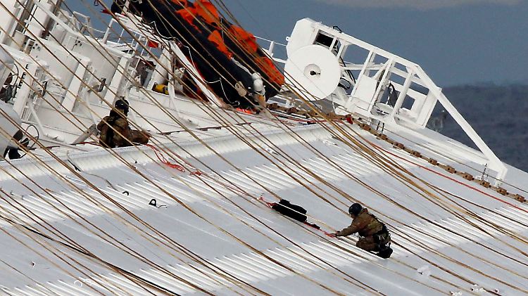 Die Rettungsarbeiten müssen vorerst unterbrochen werden - die Gefahr für die Helfer ist derzeit zu groß.