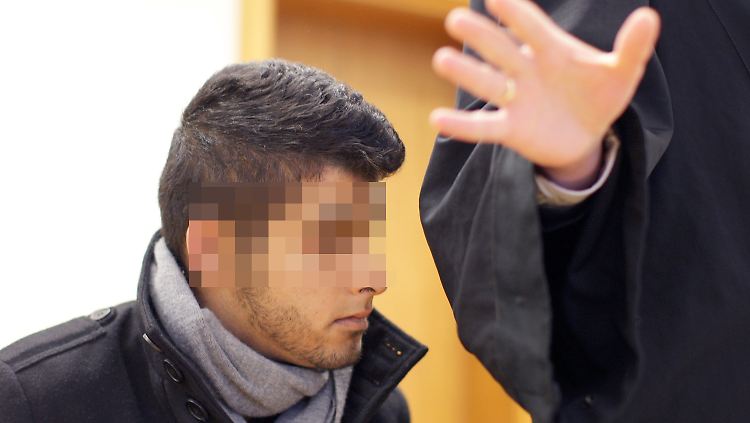 Rechtsanwalt Daniel Halver (r) versucht seinen Mandanten Ahmad S. (l) vor den Journalisten zu schützen. Der Angeklagte soll seiner Freundin das Kind im Mutterleib totgeboxt haben.