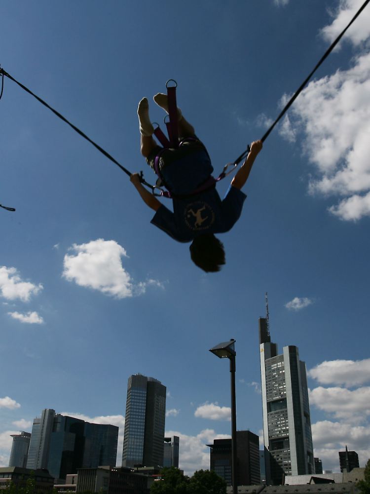 Die Wirtschafts kommt nicht Bungee-mäßig zurück. Es wird ein langer Weg zurück zu alter Wirtschaftsform.
