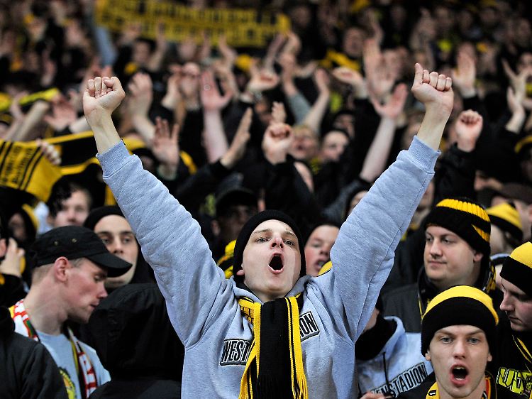 Die Dortmunder Fans wollen das Auswärtsspiel in Hamburg vor dem Stadion verfolgen.