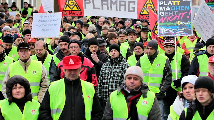 Mehrere Hundert Menschen demonstrieren in Plauen für den Erhalt von Manroland.