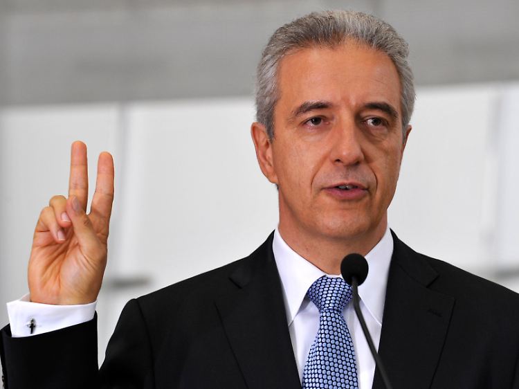 Der neue und alte Ministerpräsident beim Amtsschwur.